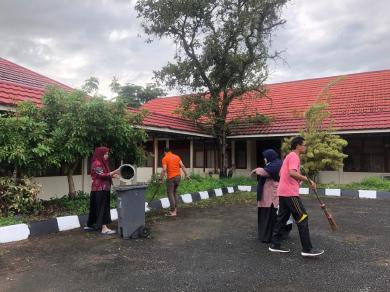 Kegiatan Kebersihan di Lingkungan Kantor PT TUN Banjarmasin